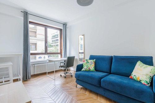 Modern 18m2 studio apartment in the 16th arrondissement of Paris, close to transport links.