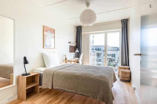 Bright double bedroom in Holmene