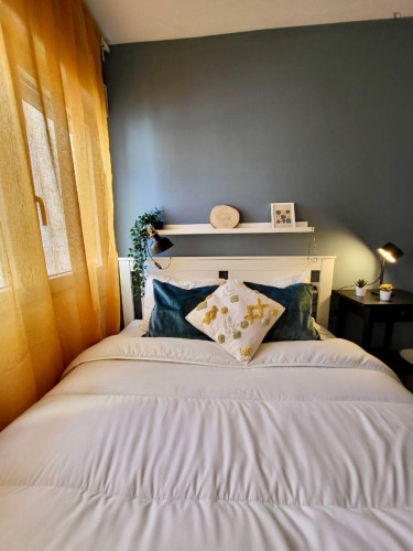 Cosy single bedroom in Sant Blai