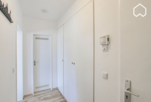 Bright, modern Apartment 15 mins from Cologne centre by train (car park optional)