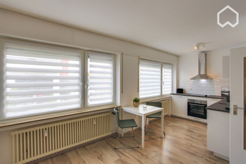 Bright, modern Apartment 15 mins from Cologne centre by train (car park optional)