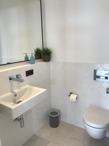 Top central in Düsseldorf, Top standard, Completely renovated with great South-side balcony