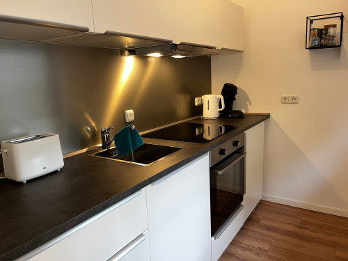 * modern & stylish for 2 with kitchen and parking lot *