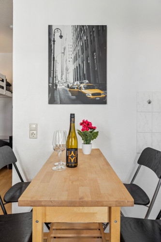 Amazing & fashionable Studio apartment in Dresden. Great connections, parking available. Quiet neighborhood. 10min to Central Station