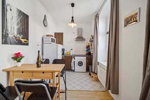 Amazing & fashionable Studio apartment in Dresden. Great connections, parking available. Quiet neighborhood. 10min to Central Station