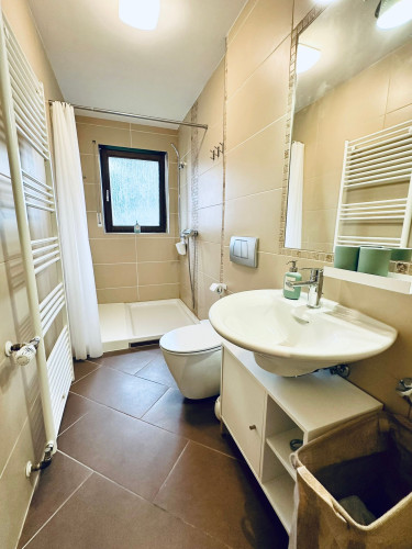 Newly furnished, stylish apartment - near airport & fair