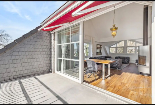 Helle 3-Zimmer Penthouse-Terrassen-Wohnung in weißer Villa