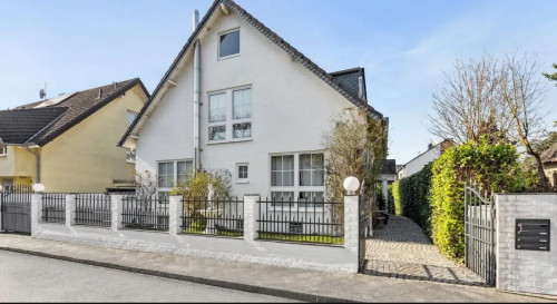 Helle 3-Zimmer Penthouse-Terrassen-Wohnung in weißer Villa