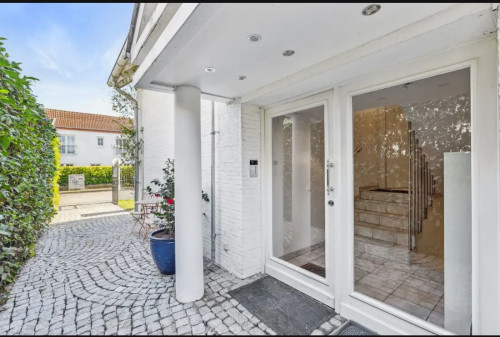 Helle 3-Zimmer Penthouse-Terrassen-Wohnung in weißer Villa