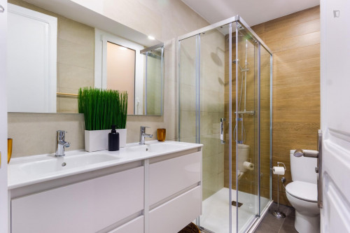 Luminous DOUBLE BEDROOM near Collblanc Metro Station! - Gallery - 4