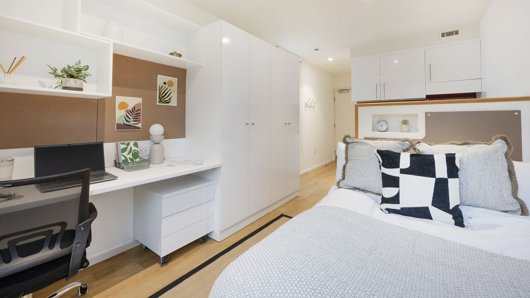 Standard Studio Gold - Dual Aspect - Wood Lane Studios - Gallery - 1