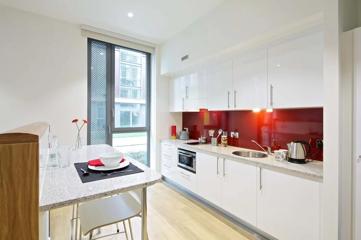 Deluxe Premium - Accessible Room - Wood Lane Studios - Gallery - 9