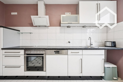 Bright, spacious 2-Room-Apartment with Conservatory in Düsseldorf-Benrath with good Connection