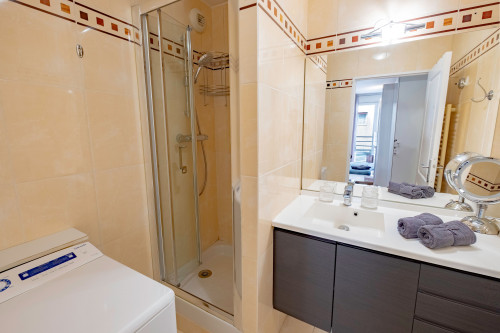 Le Charles >•< Eiffel Tower view / near metro