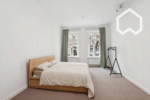 Stylish 3-Room Apartment in a Prime Location in Berlin, Right Between Prenzlauer Berg and Mitte