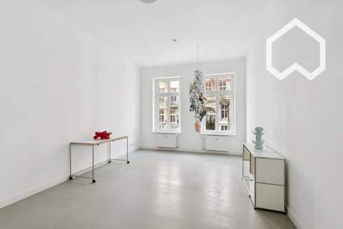 Stylish 3-Room Apartment in a Prime Location in Berlin, Right Between Prenzlauer Berg and Mitte