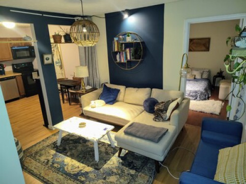 Cozy Queen Room in Lively Host Home