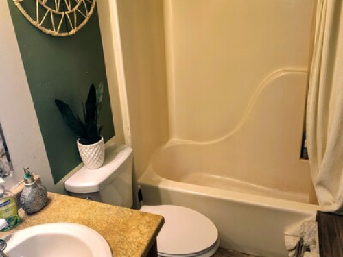 Cozy Queen Room in Lively Host Home