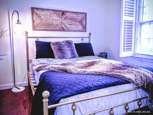 Cozy Queen Room in Lively Host Home