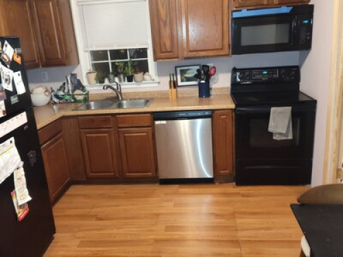 Cozy Queen Room in Lively Host Home