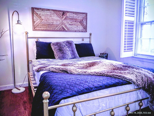 Cozy Queen Room in Lively Host Home - Gallery - 6