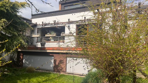 Exclusive Architect-Designed Home in Euskirchen: Stylish Garden & Newly Renovated Apartment