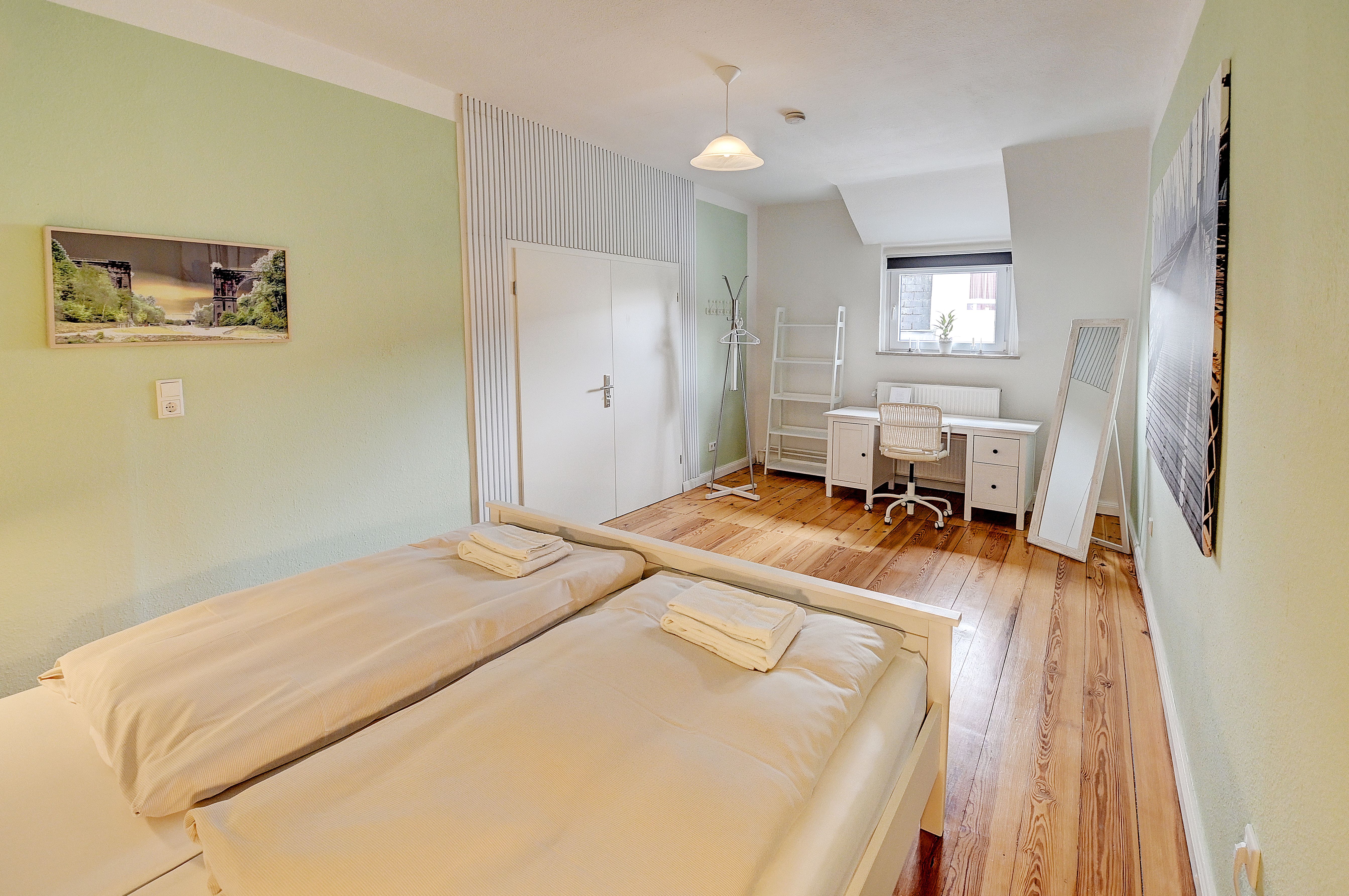 Cozy, Bright Home, Very Central, Perfect For Business Travelers. - Cozy, bright home, very central, perfect for business travelers. - Gallery - 3
