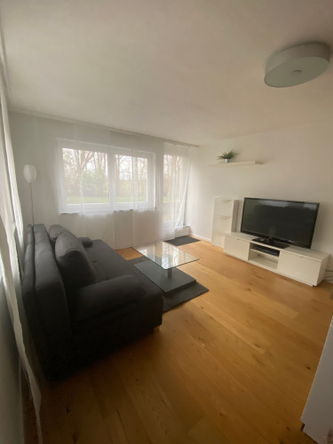 Ruhige, sehr schön möblierte 2-Raum-Wohnung mit Terrasse und Garten