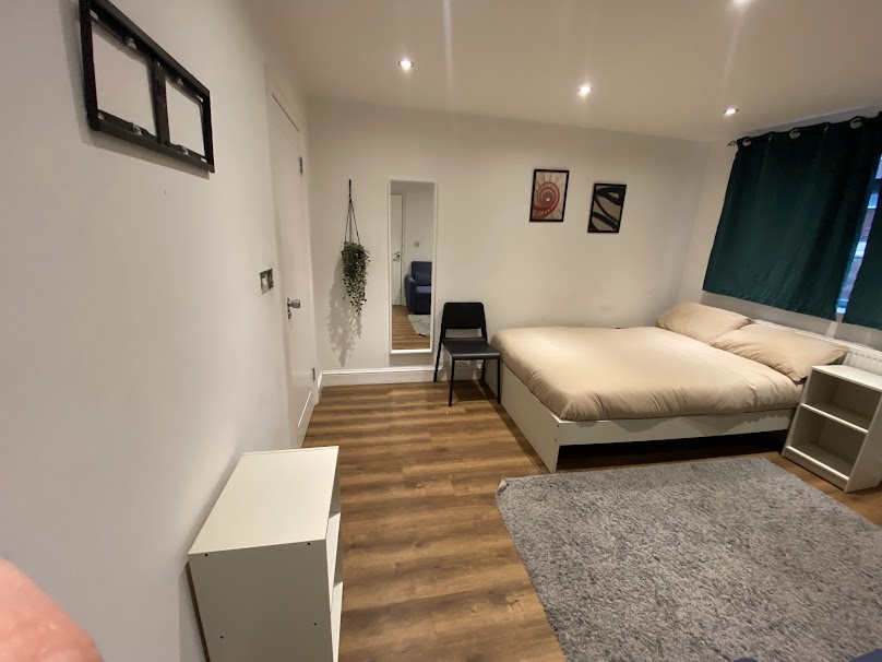 Big Double Ensuite - 10