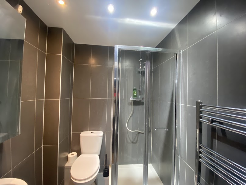 Big Double Ensuite - 7