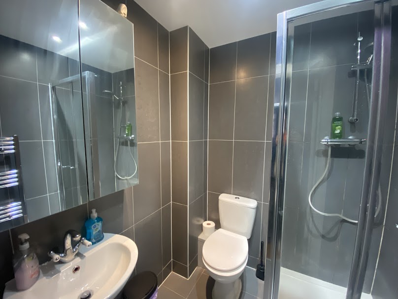 Big Double Ensuite - 8