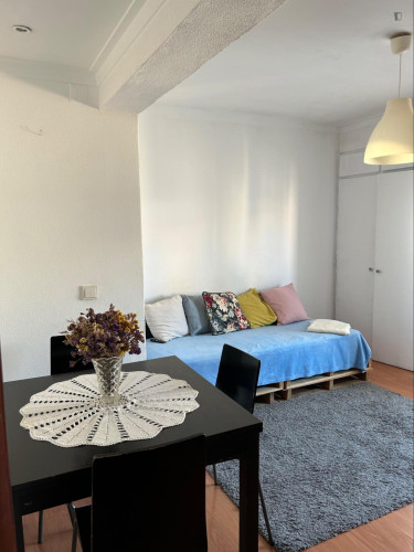 Comfy Double Bedroom close to Algés Train Station
