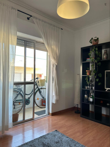 Comfy Double Bedroom close to Algés Train Station