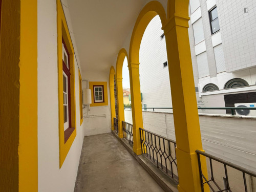 Comfy bedroom in a 7-bedroom flat  - Gallery -  5