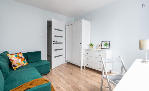 Shiny double bedroom near Rondo ONZ metro