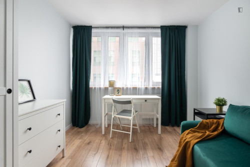 Shiny double bedroom near Rondo ONZ metro