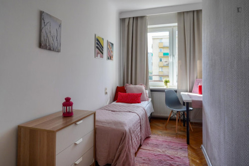 Comfy single bedroom near Park Morskie Oko