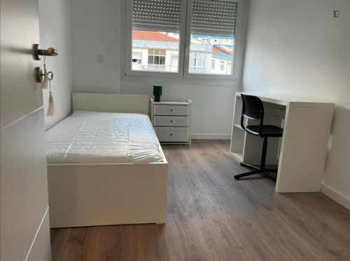 Exciting Single Bedroom close to Odivelas Metro