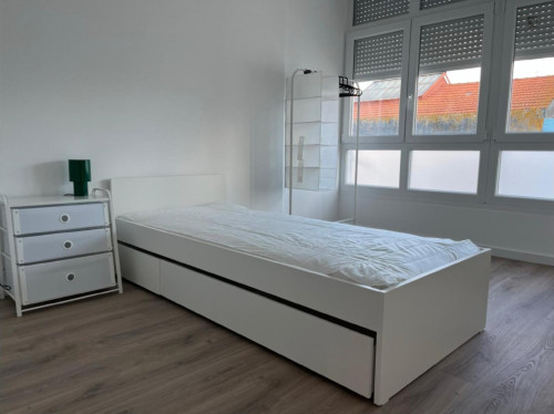 Adorable Single Bedroom close to Senhor Roubado Metro