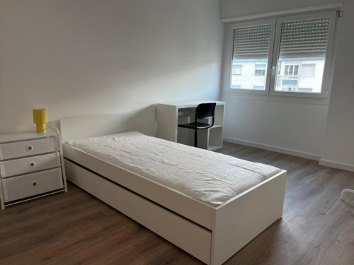 Captivating Single Bedroom close to Odivelas Metro