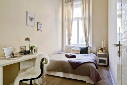 Neat double bedroom near Vörösmarty utca metro