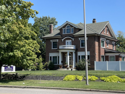Charming Women-Only Coliving in Mapleton-Fall Creek Near Downtown Indy Home