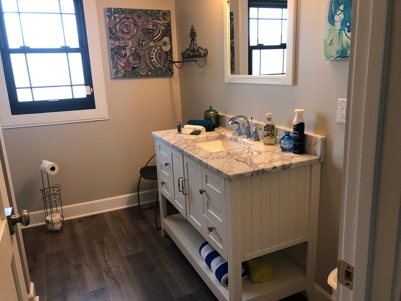 Women's Freedom/Inspire Room + Share Bath W/1 - Charming Women-Only Coliving in Mapleton-Fall Creek Near Downtown Indy Home - Gallery - 12