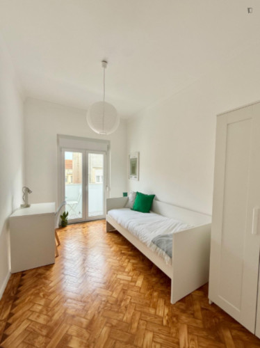 Delightful Single Bedroom with a balcony close to Moscavide Train Station