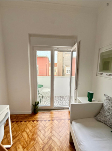 Delightful Single Bedroom with a balcony close to Moscavide Train Station
