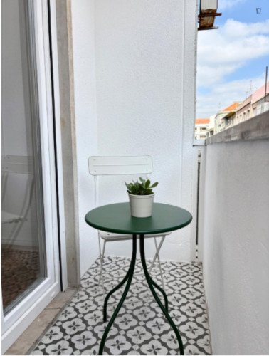 Delightful Single Bedroom with a balcony close to Moscavide Train Station