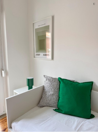 Delightful Single Bedroom with a balcony close to Moscavide Train Station