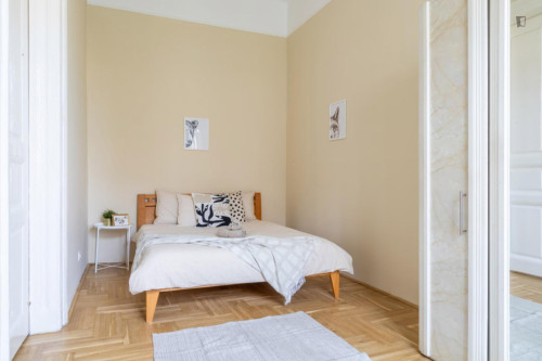 Modern double bedroom near Blaha Lujza tér station