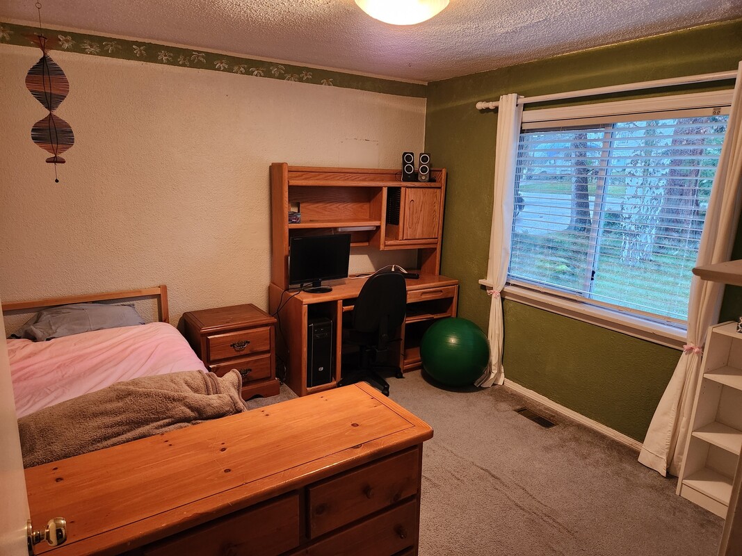  Larger Front Bedroom(Full Room)  -  Peaceful Victoria homestay  - Gallery -  1