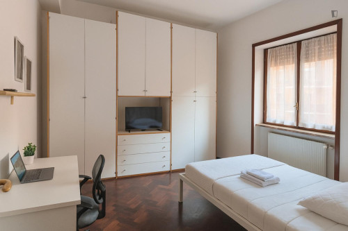 Shiny single bedroom in 5-bedroom apartment